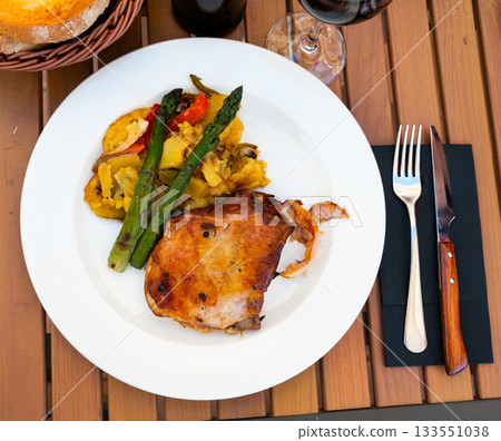 Lamb shoulder served with potatoes and asparagus Lamb shoulder served with potatoes and asparagus 133551038