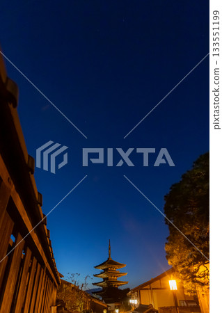 Yasaka Tower floating in the night sky_Vertical 133551199