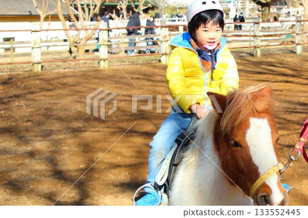 馬和孩子們 133552445