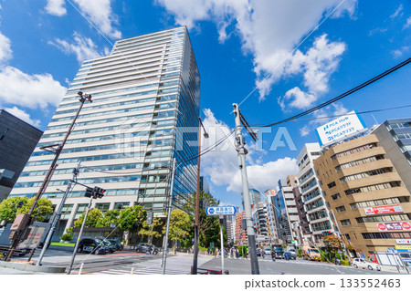 東京：晴天從靖國通 Tanyasumon 十字路口看到的九段下城市景觀 133552463