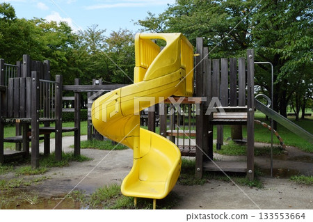 兒童公園的木製遊樂場 133553664