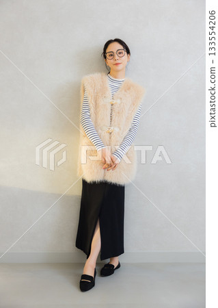 身穿皮草背心的女子 身穿皮草背心的女子 133554206