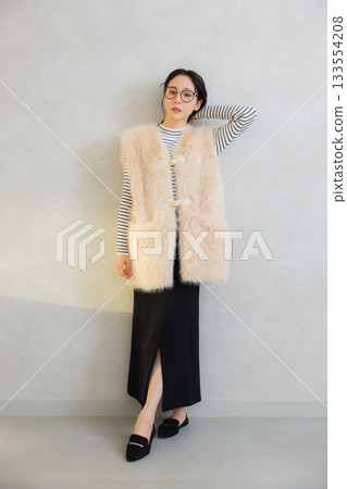 身穿皮草背心的女子 身穿皮草背心的女子 133554208