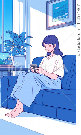 女人坐在窗邊的沙發上，使用智慧型手機，午後在客廳裡，家庭生活，居家時光，室內植物 133554407