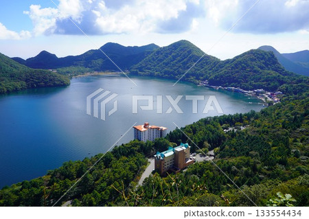 從榛名山的硯石上可以眺望榛名湖、冰室山、天目山和三峰山。 133554434