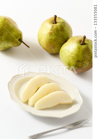 La France pears from Yamagata Prefecture, sliced and arranged on a plate 133555081