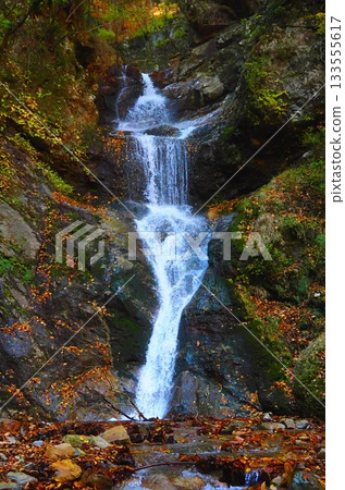 深秋時節,山間的一個瀑布(afp220251112105346) 深秋時節,山間的一個瀑布(afp220251112105346) 133555617
