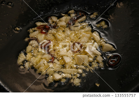 How to fry garlic and chili peppers in olive oil 133555757