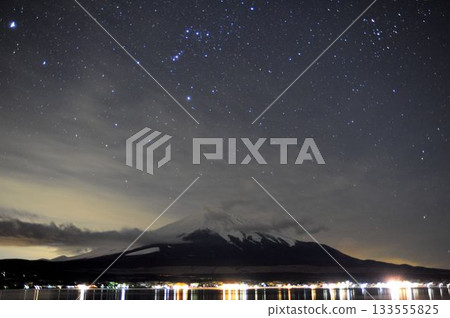 從山中湖眺望富士山的夜景和繁星點點的夜空 從山中湖眺望富士山的夜景和繁星點點的夜空 133555825