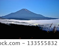 從山梨縣南都留郡忍野村的二重閣眺望，山中湖和富士山籠罩在晨霧之中。 133555832