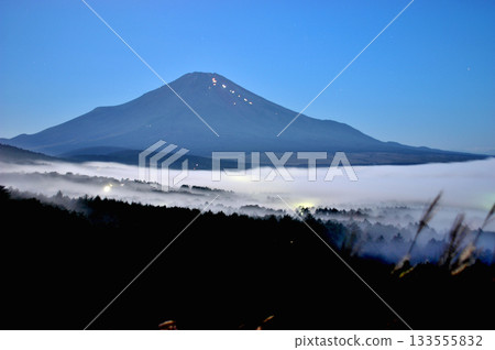 從山梨縣南都留郡忍野村的二重閣眺望,山中湖和富士山籠罩在晨霧之中。 從山梨縣南都留郡忍野村的二重閣眺望,山中湖和富士山籠罩在晨霧之中。 133555832