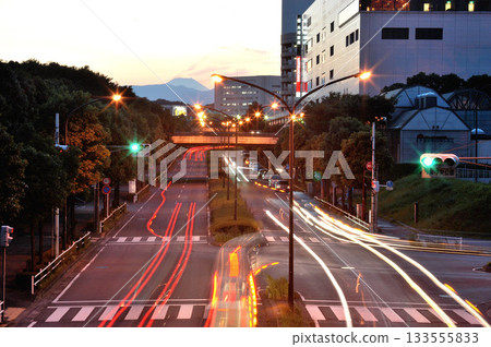 從東京多摩市多摩中心眺望黃昏時分的城市燈光和遠處的富士山。 133555833