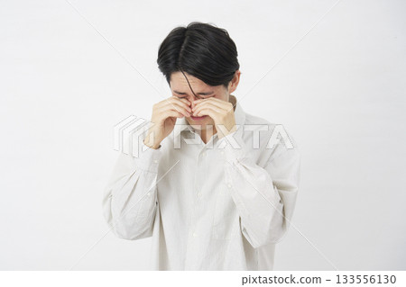 20 多歲的男子哭泣白色背景 133556130