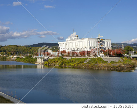 Autumn leaves at the water purification plant and autumn scenery along the river 133556195