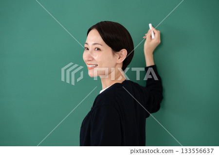 黑板、女教師、粉筆、微笑 133556637