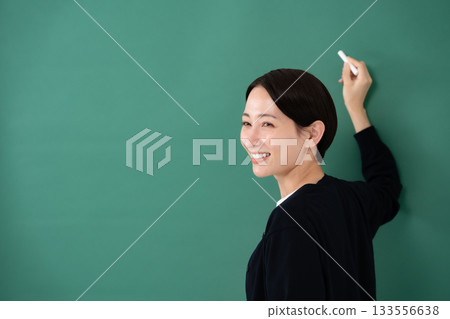 黑板、女教師、粉筆、微笑 133556638