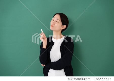 黑板、女教師、粉筆、煩惱 133556642