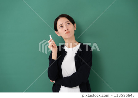 黑板、女教師、粉筆、煩惱 133556643