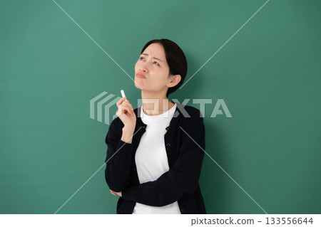 黑板、女教師、粉筆、煩惱 133556644