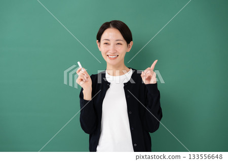 黑板、女教師、粉筆、指點 133556648
