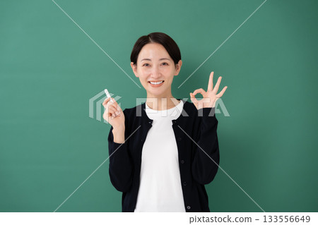 黑板、女教師、粉筆、OK 133556649