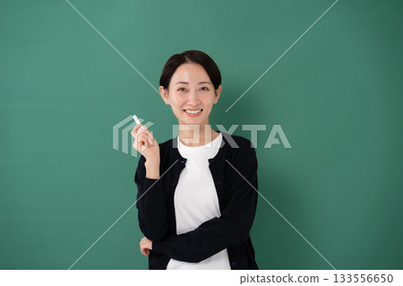 黑板、女教師、粉筆、微笑 133556650