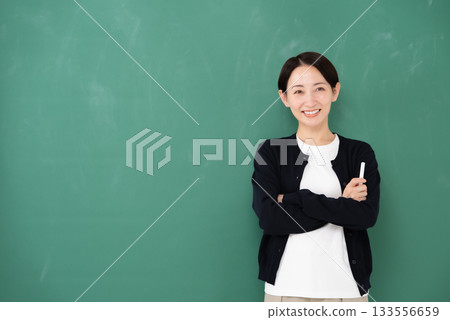 黑板、女教師、粉筆、微笑 133556659
