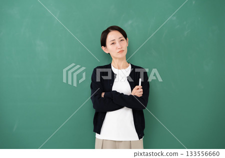 黑板、女教師、粉筆、煩惱 133556660