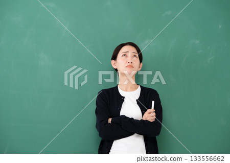 黑板、女教師、粉筆、煩惱 133556662