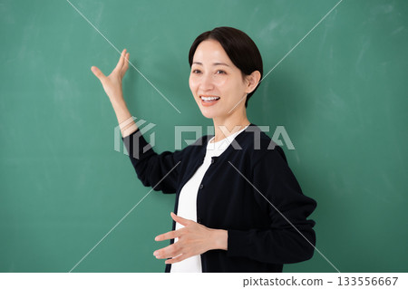 黑板上，女講師正在講話 133556667