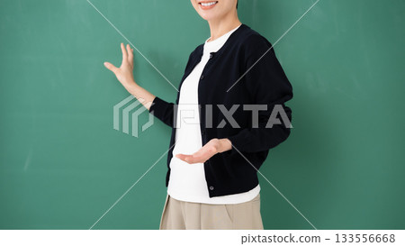 黑板上寫著：女教師在場 133556668