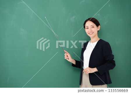 黑板上寫著“女教師指示牌” 133556669