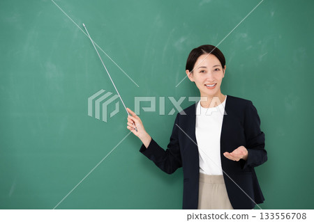 黑板上寫著“女教師指示牌” 133556708