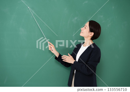黑板上寫著“女教師指示牌” 133556710
