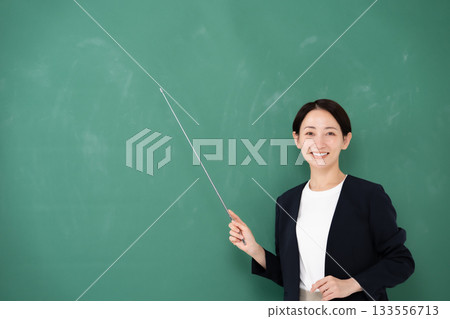 黑板上寫著“女教師指示牌” 133556713