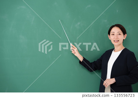 黑板上寫著“女教師指示牌” 133556723
