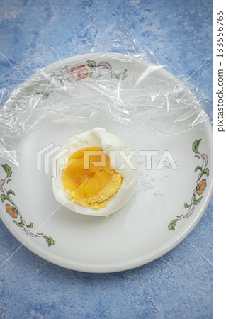 盤子裡的水煮蛋 133556765