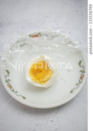 盤子裡的水煮蛋 133556769