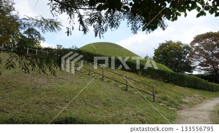 高松塚墓，以其生動的壁畫而聞名 133556795