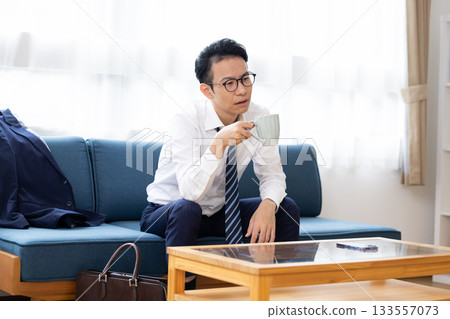 早上不想上班的男人 133557073