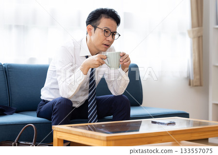 A man who doesn't want to go to work in the morning 133557075