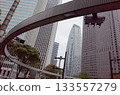 我抬頭看著一座摩天大樓 133557279