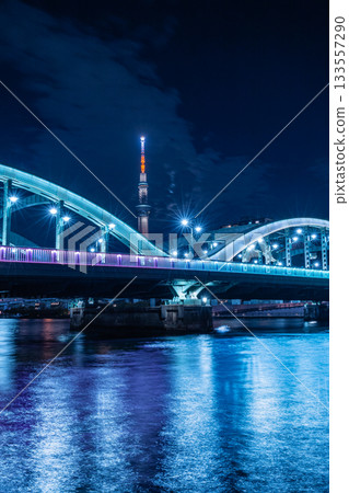 夜幕下的馬橋和隅田川,燈光璀璨 夜幕下的馬橋和隅田川,燈光璀璨 133557290