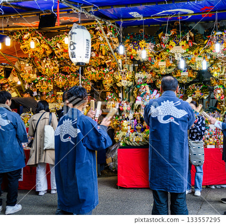 Shinjuku Hanazono Shrine Otori Festival, Tori no Ichi, lucky rakes on the day of the rooster, scenery from the rake market 133557295