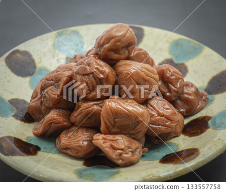 盤子裡堆著一座醃梅子小山 盤子裡堆著一座醃梅子小山 133557758