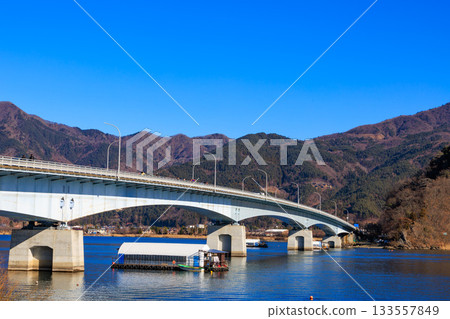 Kawaguchiko Bridge over Lake Kawaguchi in winter 133557849