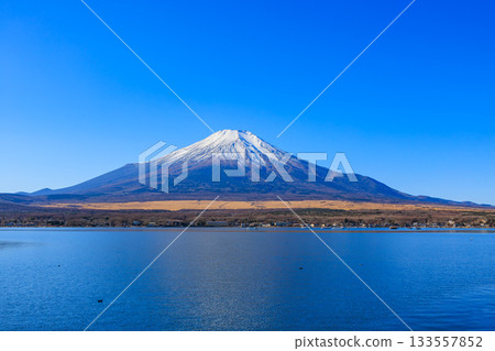 從山中湖水上樂園眺望冬日藍天和富士山 133557852