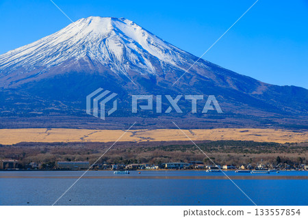 Winter blue sky and Mt. Fuji seen from Lake Yamanaka Water Park 133557854