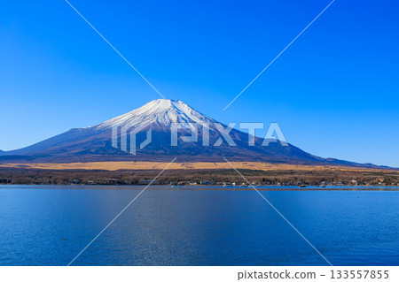 從山中湖水上樂園眺望冬日藍天和富士山 133557855