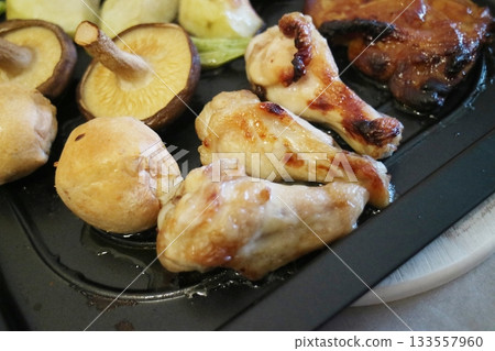 烤雞翅和蘑菇 133557960